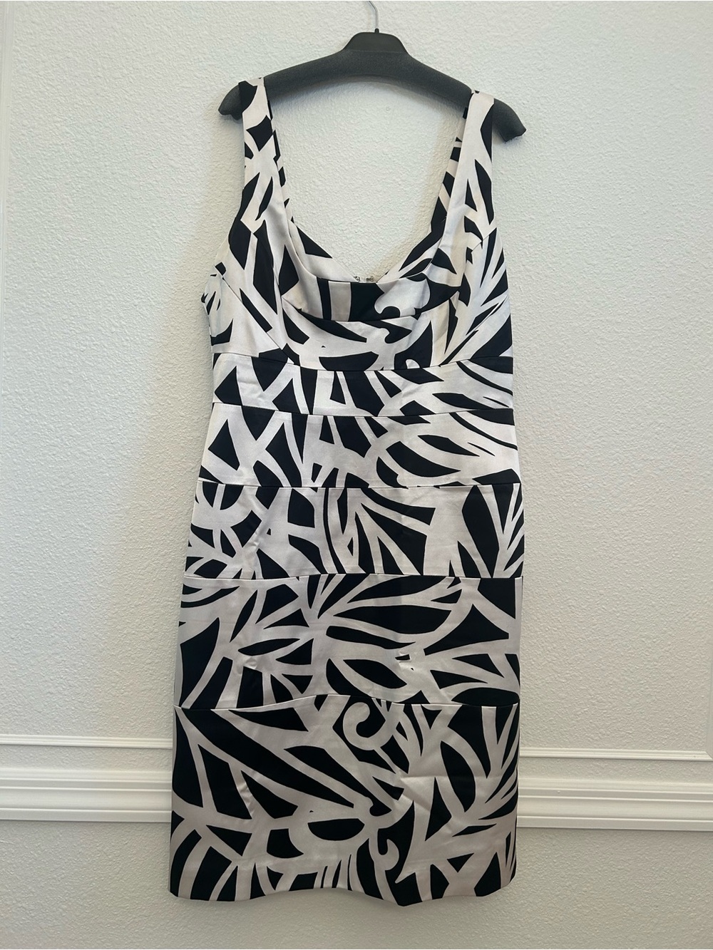 White House Black Market Black and White Abstract Sheath Dress Size 12